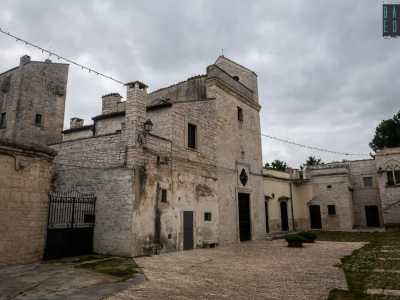 ...e a sinistra da Santa Maria di Sovereto, la cui prima attestazione storica risale a una bolla del 1131, a conferma della giurisdizione del vescovo di Giovinazzo su Suberito, antico nome del posto